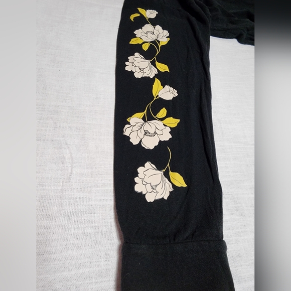 Vs PINK Victoria's Secret Long Sleeve with Floral Accents Size XXL - Picture 3 of 4